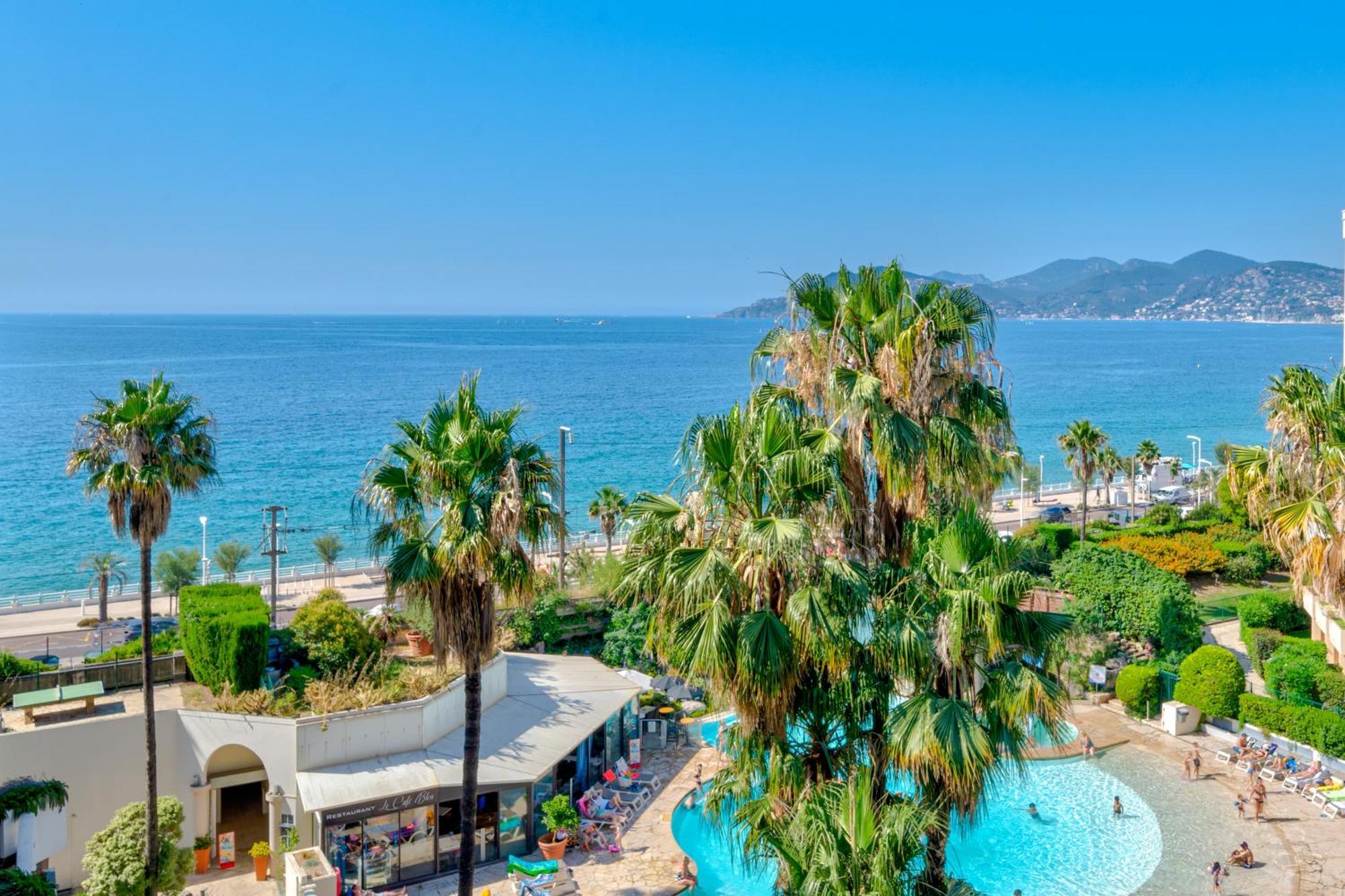 La Palme D'azur - *