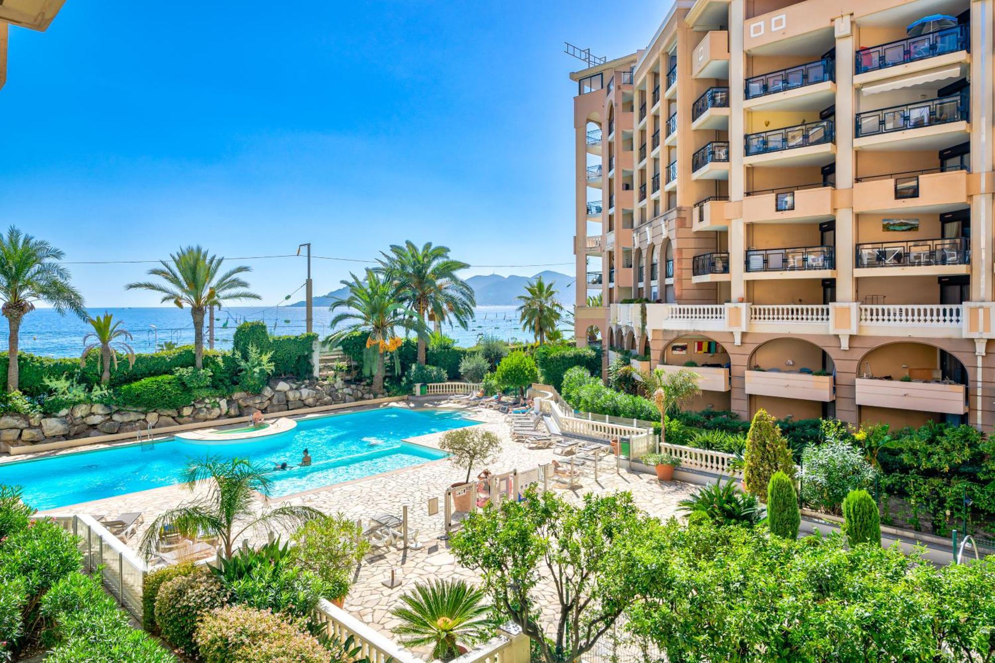 La Palme D'azur - *