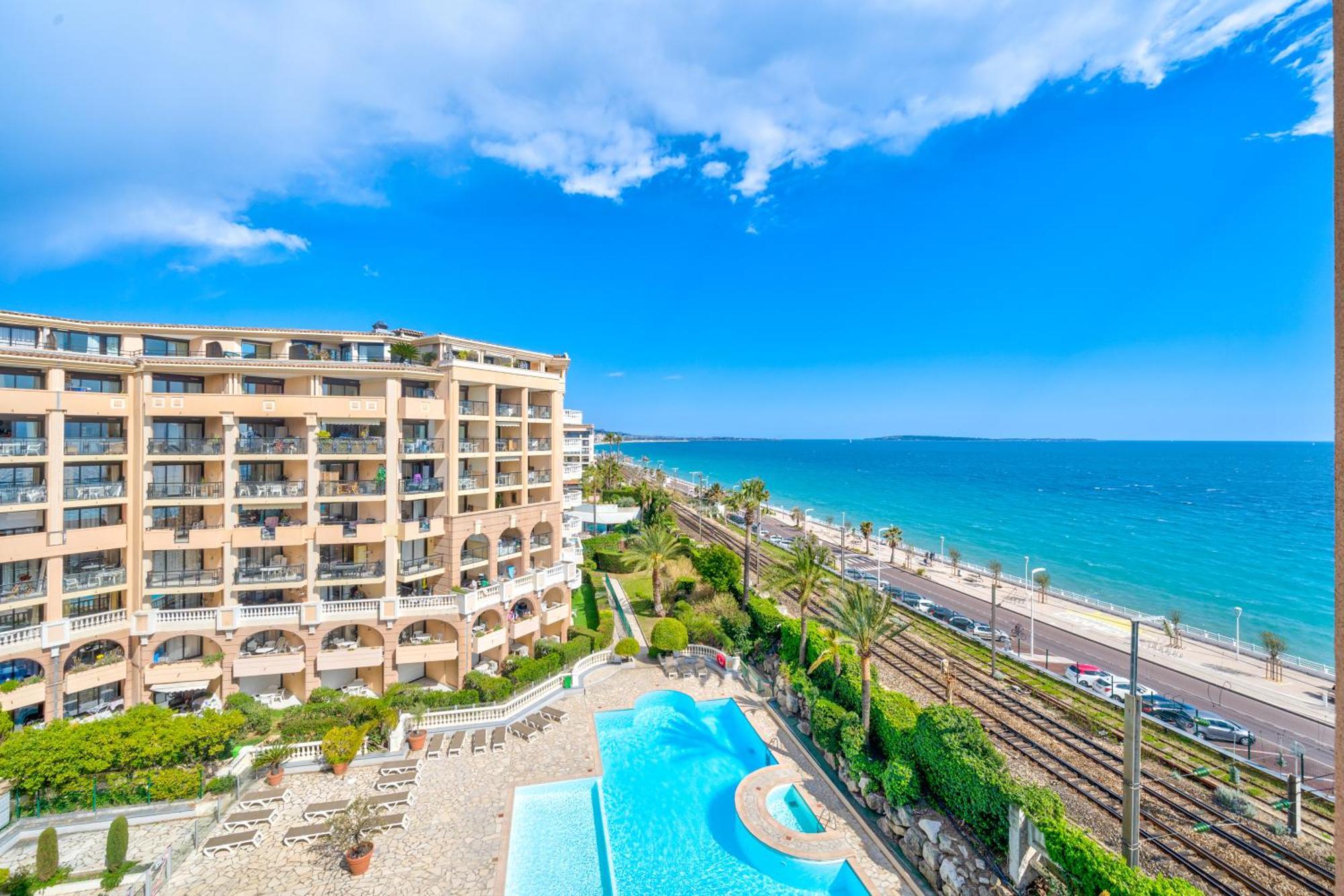 La Palme D'azur - *